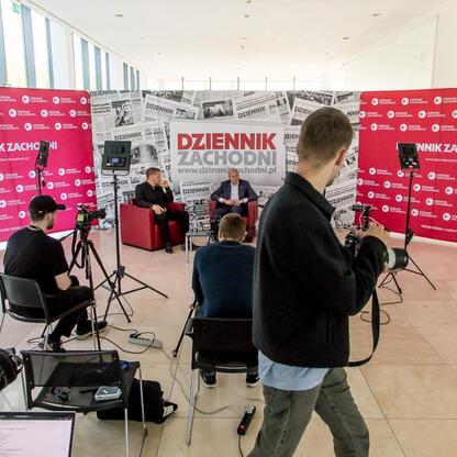Debaty o przyszłości edukacji w Sosnowcu, gdzie Wojciech Saługa i Ryszard Koziołek omawiają współpracę uczelni Śląska. (wygenerowano przez AI)
