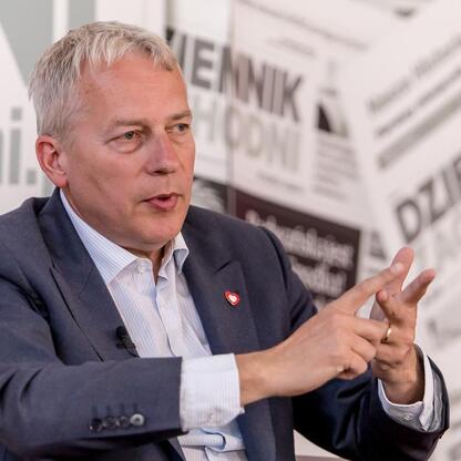 Marszałek Wojciech Saługa dyskutuje o przyszłości nauki i szkolnictwa wyższego w Sosnowcu. (wygenerowano przez AI)