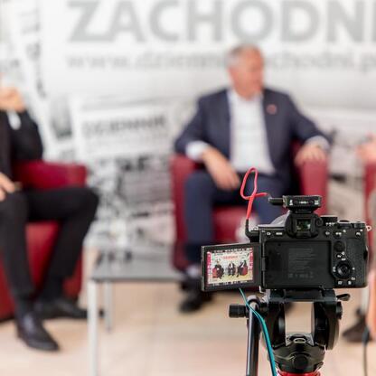 Debaty o przyszłości edukacji w Sosnowcu, Wojciech Saługa i Ryszard Koziołek omawiają potencjał współpracy uczelni śląskich. (wygenerowano przez AI)