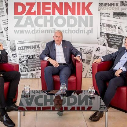 Trzech uczestników dyskusji o przyszłości nauki i szkolnictwa wyższego w Sosnowcu, omawiających potencjał współpracy między uczeliami w celu stworzenia 