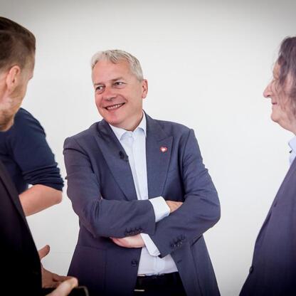 Grupa czterech osób w rozmowie, debata o przyszłości nauki w Śląsku. (wygenerowano przez AI)