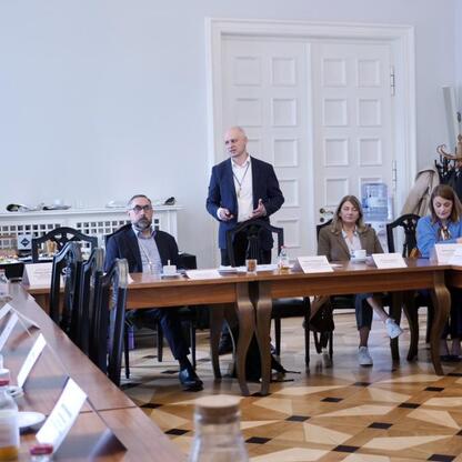 Formalne posiedzenie Śląskiej Rady Edukacji, gdzie Tomasz Macioł prezentuje zmiany w składzie osobowym. (wygenerowano przez AI)
