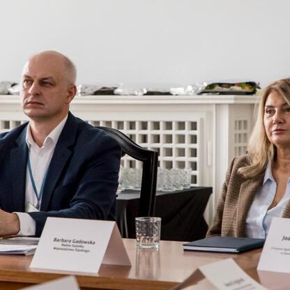 Dwa uczestnicy w czwartym posiedzeniu Rady Edukacji Śląskiej omawiają cyfrowe kompetencje w szkolnictwie. (wygenerowano przez AI)