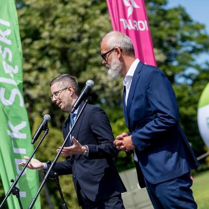 Park Śląski z nowym tytularnym sponsorem - TAURON, wspierając zrównoważony rozwój. (wygenerowano przez AI)