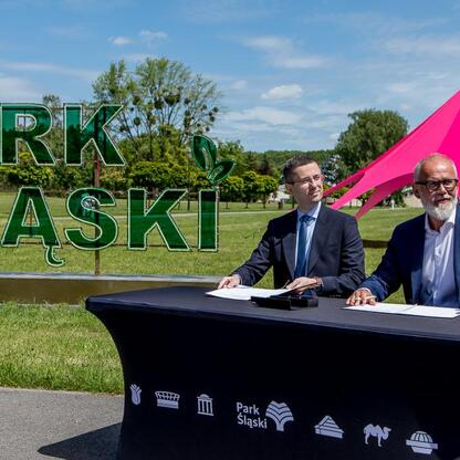 Zaprzysiężanie umowy sponsorskiej w Parku Śląskim, TAURON wspiera zieloną przyszłość. (wygenerowano przez AI)