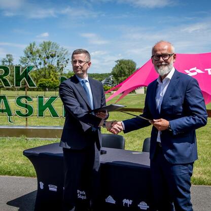 Park Śląski: TAURON nowym tytularnym sponsorem, podpisując umowę o współpracy ekologicznej. (wygenerowano przez AI)