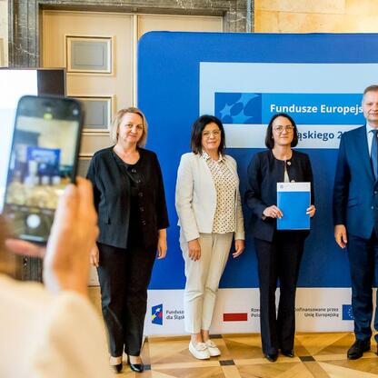 Członkowie Zarządu Województwa Śląskiego podczas wręczenia listów gratulacyjnych w ramach projektu Fundusze Europejskie dla Śląskiego 2021-2027. (wygenerowano przez AI)