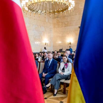 Rafał Adamczyk, członek Zarządu Województwa Śląskiego, wręcza listy gratulacyjne na imprezie edukacyjnej. (wygenerowano przez AI)