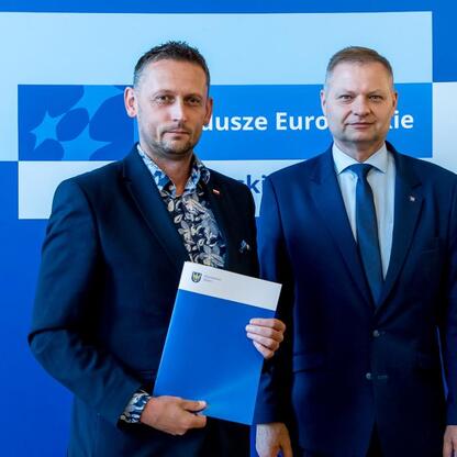 Rafał Adamczyk i Marcin Ryś przedstawiają gratulacje dla beneficjentów programu Fundusze Europejskie dla Śląska 2021-2027. (wygenerowano przez AI)