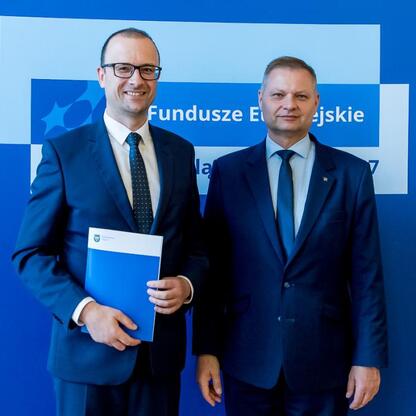 Członkowie Zarządu Województwa Śląskiego wręczają listy gratulacyjne beneficjentom projektów edukacyjnych. (wygenerowano przez AI)