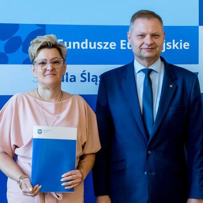 Fundusze Europejskie dla Śląska: Rafał Adamczyk i Joanna Bojczuk wręczają listy gratulacyjne. (wygenerowano przez AI)