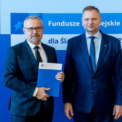 Rafał Adamczyk i Marcin Ryś przedstawiają program Fundusze Europejskie dla Śląska 2021-2027. (wygenerowano przez AI)