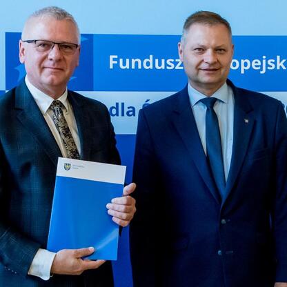 Członkowie Zarządu Województwa Śląskiego wręczają listy gratulacyjne beneficjentom projektów edukacyjnych. (wygenerowano przez AI)