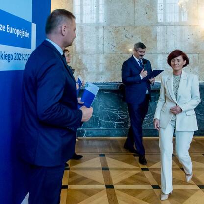 Członkowie Zarządu Województwa Śląskiego wręczają listy gratulacyjne beneficjentom programu dofinansowania edukacyjnych projektów. (wygenerowano przez AI)