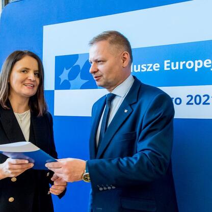 Członek Zarządu Województwa Śląskiego Rafał Adamczyk prezentuje dokument listy beneficjentów Funduszy Europejskich 2021-2027. (wygenerowano przez AI)