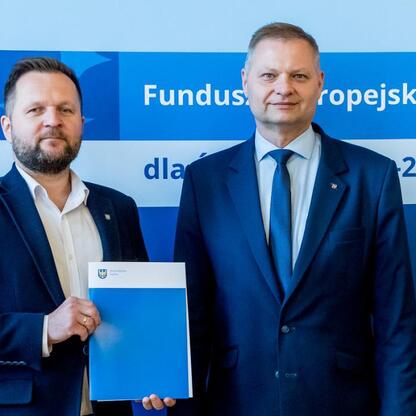 Rafał Adamczyk, członek Zarządu Województwa Śląskiego, prezentuje projekty grantowe dla szkół w ramach Europejskich Funduszy dla Śląska 2021-2027. (wygenerowano przez AI)