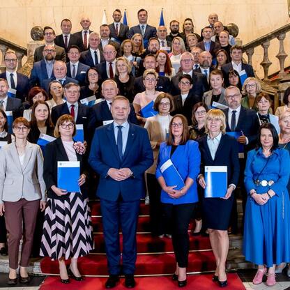 Członkowie Zarządu Województwa Śląskiego wręczają listy gratulacyjne beneficjentom projektów edukacyjnych. (wygenerowano przez AI)
