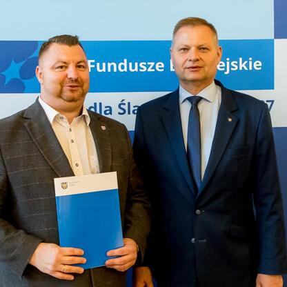 Członkowie Zarządu Województwa Śląskiego prezentują dokumenty z projektami Funduszy Europejskich dla Śląska 2021-2027. (wygenerowano przez AI)