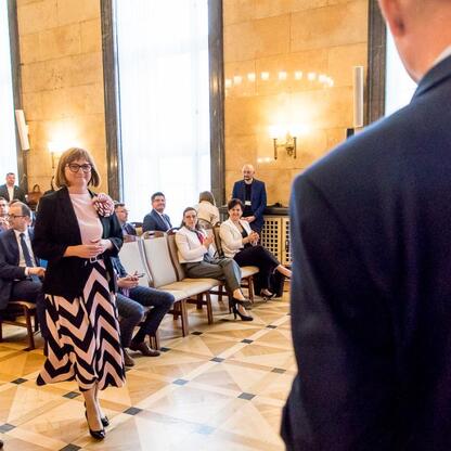 Formalne spotkanie w Śląsku, gdzie przedstawiciele regionu omawiają inwestycje w edukację. (wygenerowano przez AI)