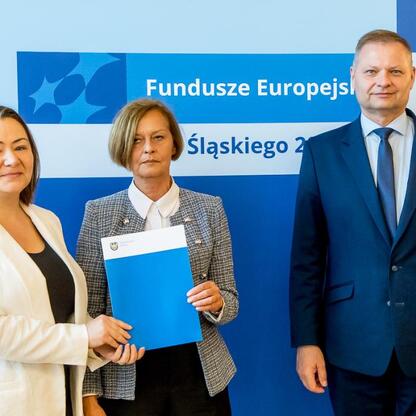 Członkowie Zarządu Województwa Śląskiego wręczają listy gratulacyjne beneficjentom programu Fundusze Europejskie Śląskiego 2021-2027. (wygenerowano przez AI)