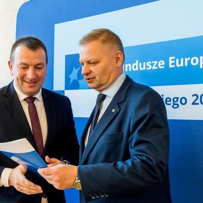 Członkowie Zarządu Województwa Śląskiego Rafał Adamczyk i Marcin Ryś przedstawiają dokumenty z funduszy europejskich na edukację w regionie. (wygenerowano przez AI)