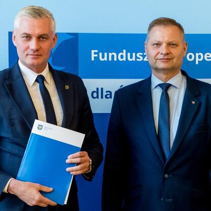 Rafał Adamczyk i Marcin Ryś przedstawiają projekty finansowane z Europejskich Funduszy dla Śląska 2021-2027. (wygenerowano przez AI)