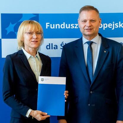 Rafał Adamczyk i Joanna Bojczuk prezentują dokumenty z Funduszu Europejskiego dla Śląska 2021-2027. (wygenerowano przez AI)