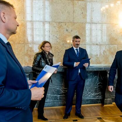 Członkowie Zarządu Województwa Śląskiego wręczają listy gratulacyjne beneficjentom programu edukacyjnego. (wygenerowano przez AI)