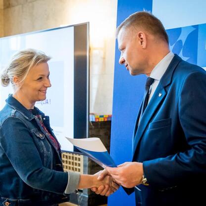 Rafał Adamczyk i Joanna Bojczuk wręczają listy gratulacyjne w ramach inicjatywy Fundusze dla Śląska. (wygenerowano przez AI)