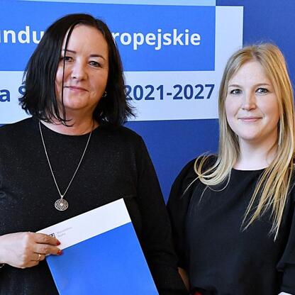 Joanna Bojczuk i Rafał Adamczyk wręczają listy gratulacyjne beneficjentom programu Fundusze Europejskie dla Śląska 2021-2027. (wygenerowano przez AI)