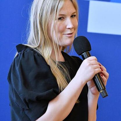 Joanna Bojczuk, członkini Zarządu Województwa Śląskiego, przemawia na konferencji o inwestycjach w edukację i rozwój młodzieży. (wygenerowano przez AI)