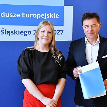 Joanna Bojczuk i Rafał Adamczyk przedstawiają program Funduszy Europejskich dla Śląska 2021-2027. (wygenerowano przez AI)
