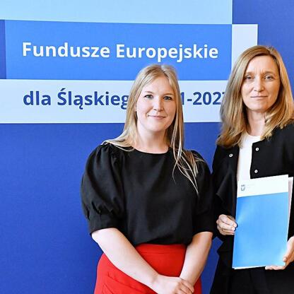 Joanna Bojczuk i Rafał Adamczyk przedstawiają program Funduszy Europejskich dla Śląska 2021-2027. (wygenerowano przez AI)