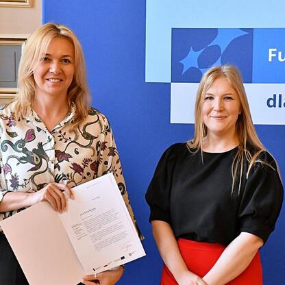 Joanna Bojczuk i Rafał Adamczyk prezentują fundusze dla Silesia. (wygenerowano przez AI)