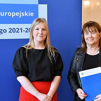 Joanna Bojczuk i Rafał Adamczyk przedstawiają program Fundusze Europejskie dla Śląska 2021-2027. (wygenerowano przez AI)