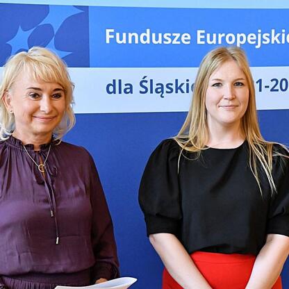 Joanna Bojczuk i Rafał Adamczyk przedstawiają program Fundusze Europejskie dla Śląska 2021-2027. (wygenerowano przez AI)