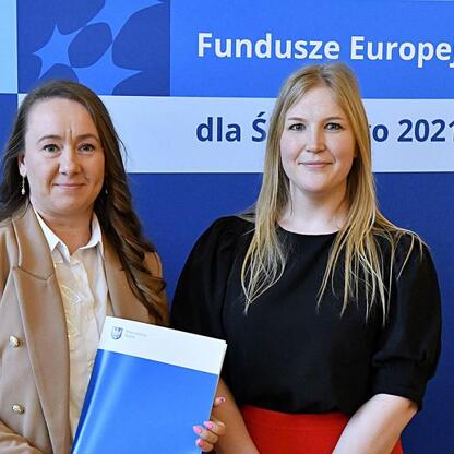 Joanna Bojczuk i Rafał Adamczyk przedstawiają projekt Funduszy Europejskich dla Śląska 2021-2027. (wygenerowano przez AI)
