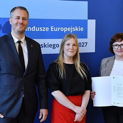 Członkinie Zarządu Województwa Śląskiego wręczają listy gratulacyjne beneficjentom projektów edukacyjnych. (wygenerowano przez AI)