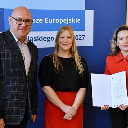 Zdjęcie przedstawia trzech członków Zarządu Województwa Śląskiego podczas ogłoszenia finansowania projektów edukacyjnych w regionie. (wygenerowano przez AI)