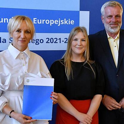 Członkinie Zarządu Województwa Śląskiego podczas wręczenia listów gratulacyjnych w ramach programu Fundusze Europejskie dla Śląska 2021-2027. (wygenerowano przez AI)