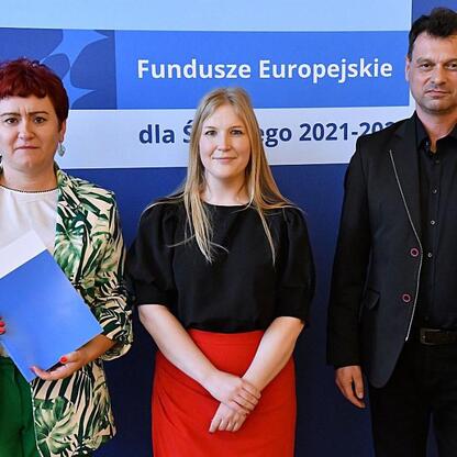 Członkinie Zarządu Województwa Śląskiego wręczają listy gratulacyjne beneficjentom projektów edukacyjnych finansowanych z Europejskich Funduszy dla Śląska 2021-2027. (wygenerowano przez AI)