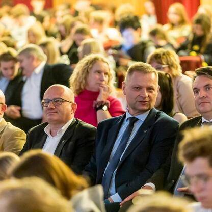 Na seminarium o bezpieczeństwie i cyberbullying w Pałacu Kultury w Dąbrowie Górniczej uczestniczył Rafał Adamczyk, członek Zarządu Województwa Śląskiego. (wygenerowano przez AI)