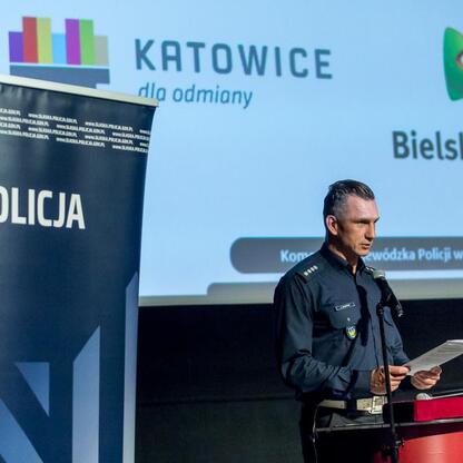 Policejny wykład o bezpieczeństwie drogowym i cyberprzemocy w Pałacu Kultury w Dąbrowie Górniczej. (wygenerowano przez AI)