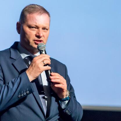 Rafał Adamczyk, członek Zarządu Województwa Śląskiego, przemawia na konferencji o bezpieczeństwie drogowym. (wygenerowano przez AI)