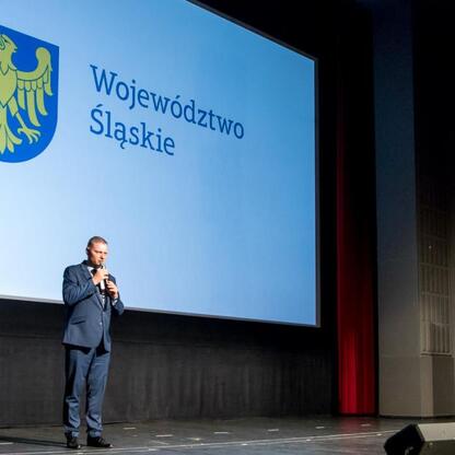 Na scenie w Pałacu Kultury Zagłębia w Dąbrowie Górniczej Rafał Adamczyk prowadzi seminarium 