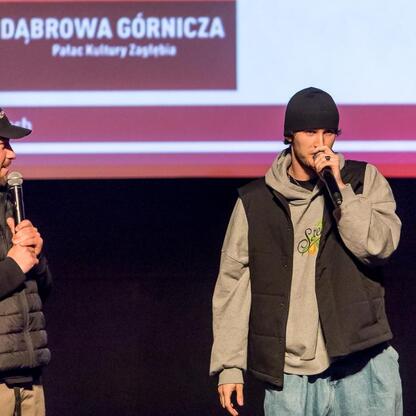 Na scenie w Pałacu Kultury Zagłębia w Dąbrowie Górniczej debatują o bezpieczeństwie drogowym i radzeniu sobie z hejtem. (wygenerowano przez AI)