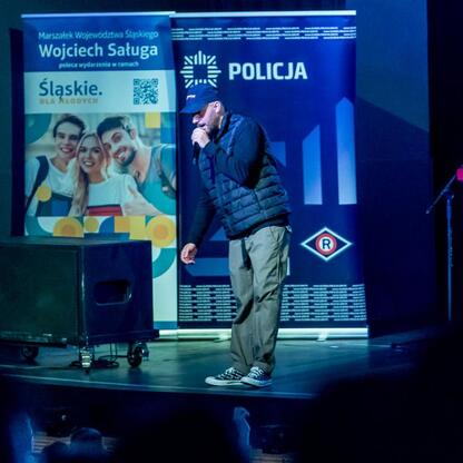 Na scenie w Pałacu Kultury Zagłębia w Dąbrowie Górniczej mówiono o bezpieczeństwie drogowym i radzeniu sobie z hejtem. (wygenerowano przez AI)