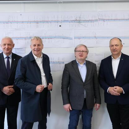 Grzegorz Boski i Wojciech Saługa omawiają projekt rozbudowy DW 494. (wygenerowano przez AI)