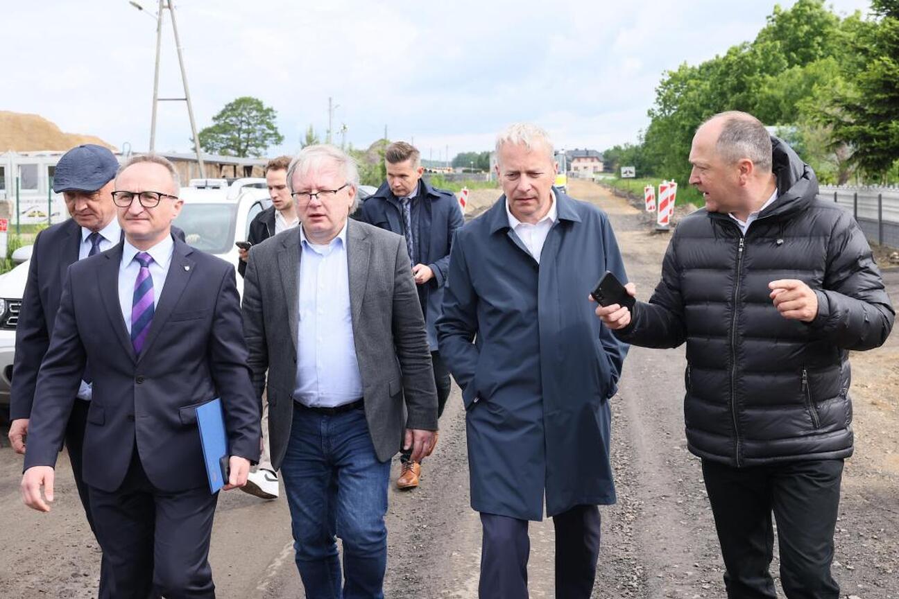 Modernizacja DW 494: nowy układ drogowy i infrastruktura dla bezpieczeństwa i komfortu ruchu. (wygenerowano przez AI)