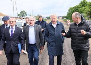 Modernizacja DW 494: nowy układ drogowy i infrastruktura dla bezpieczeństwa i komfortu ruchu. (wygenerowano przez AI)